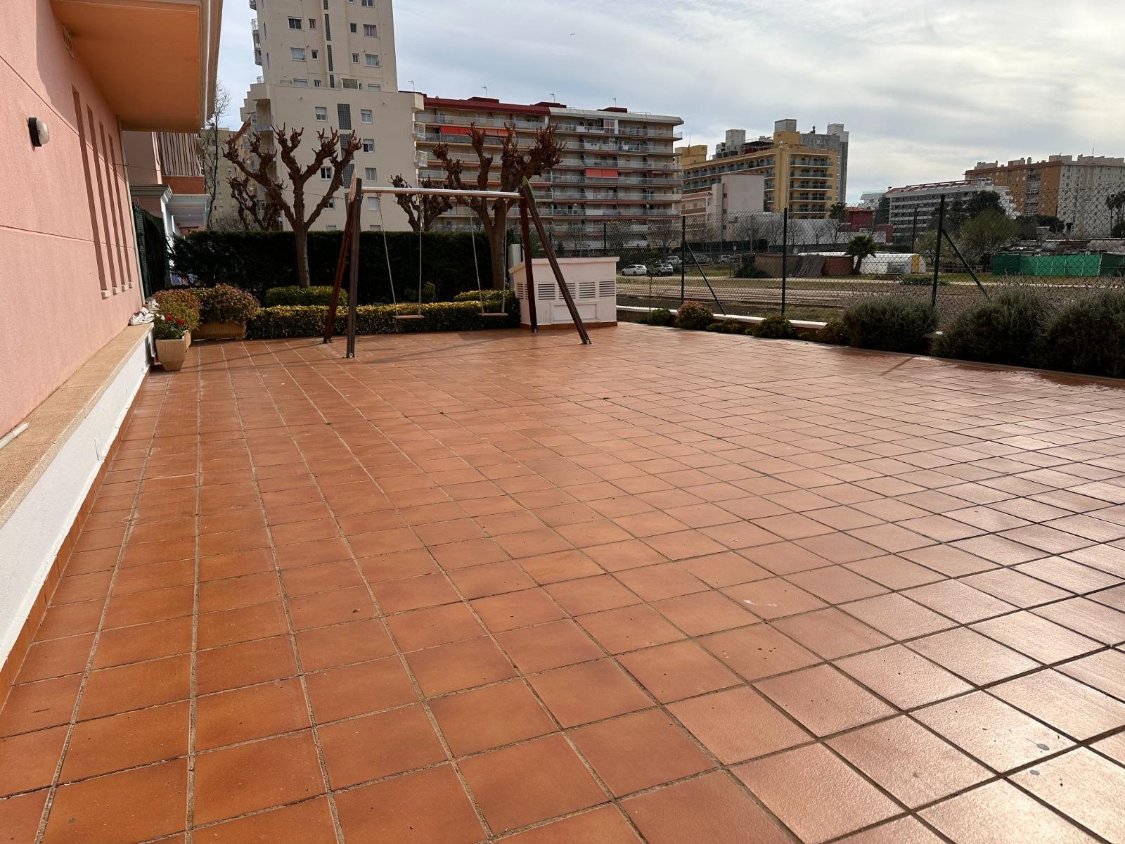 DÚPLEX EN AV. PAÏSOS CATALANS EN MALGRAT DE MAR.